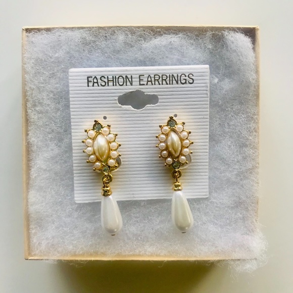 White & Gold Dangly Clip-On Earrings NWT - Picture 1 of 3